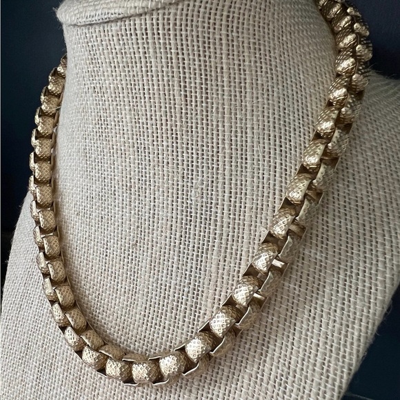 VTG Sarah Coventry Choker Necklace Beautiful Light Golden Color Textured - Picture 3 of 9